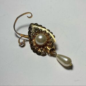 Brooch – Vintage 1950s Gold-Tone Filigree Flower with Faux Pearl